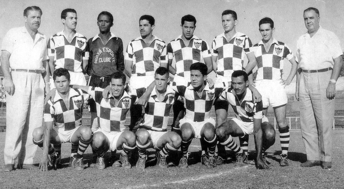 Elenco do Araxá em uniforme listrado