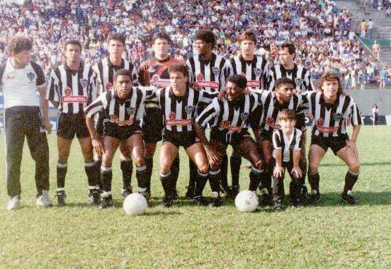 Elenco do Araxá posado com criança à frente