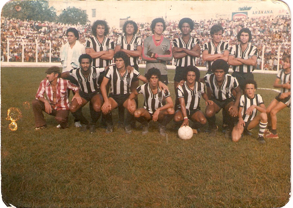 Ação de jogo do Araxá com torcida nas arquibancadas