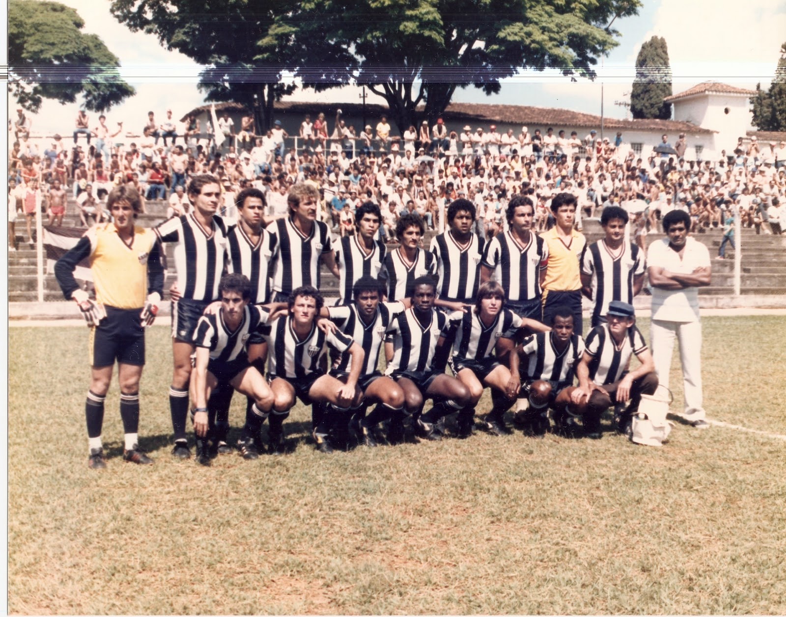Time do Araxá posado sob a sombra de grande árvore