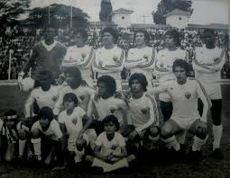 Time do Araxá com uniforme xadrez