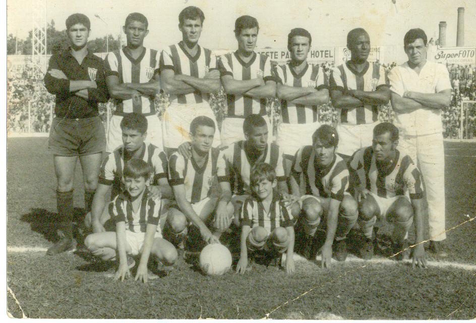Jogadores do Araxá com torcida