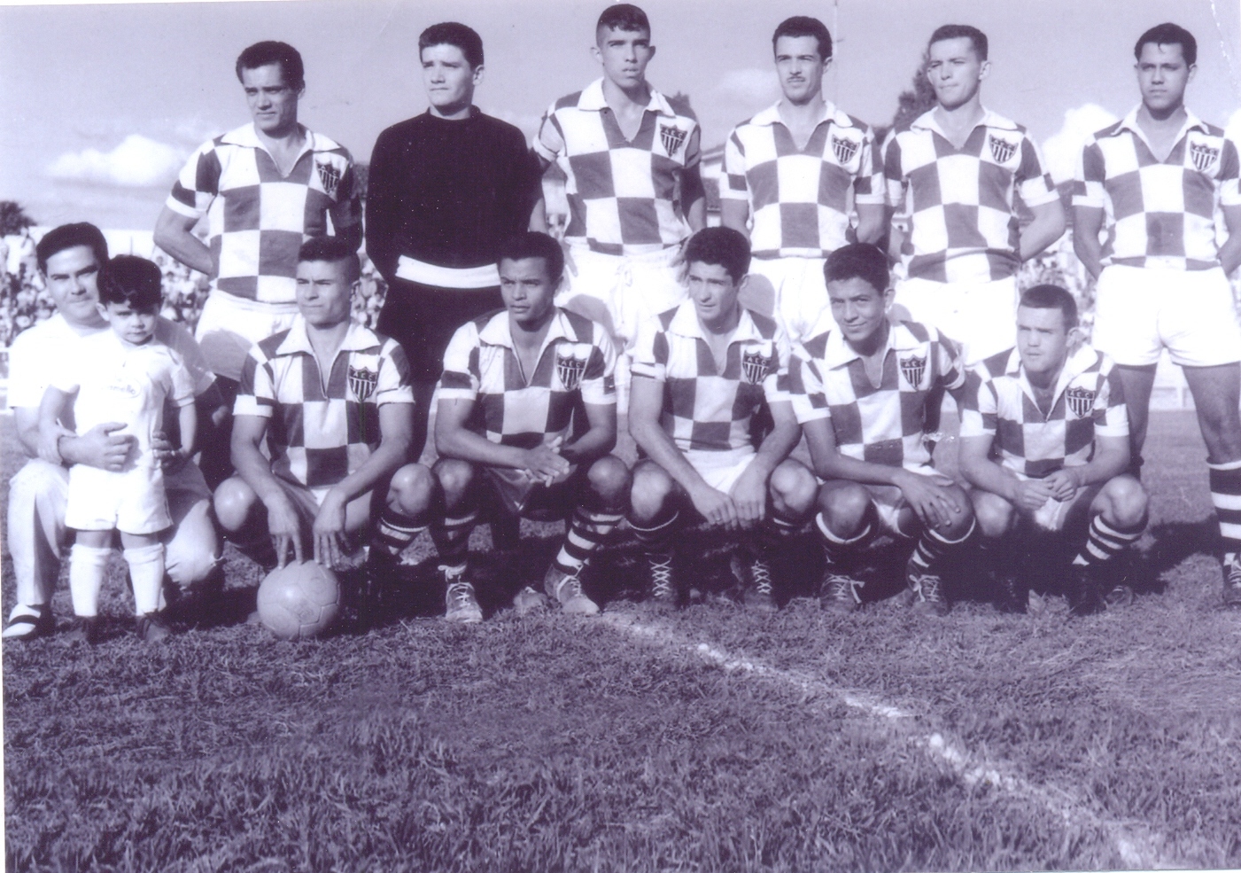 Time do Araxá posado no gramado